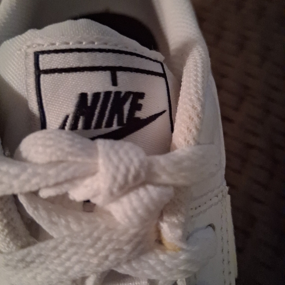 Nike White Athletic Shoes 7.5 - Picture 3 of 6